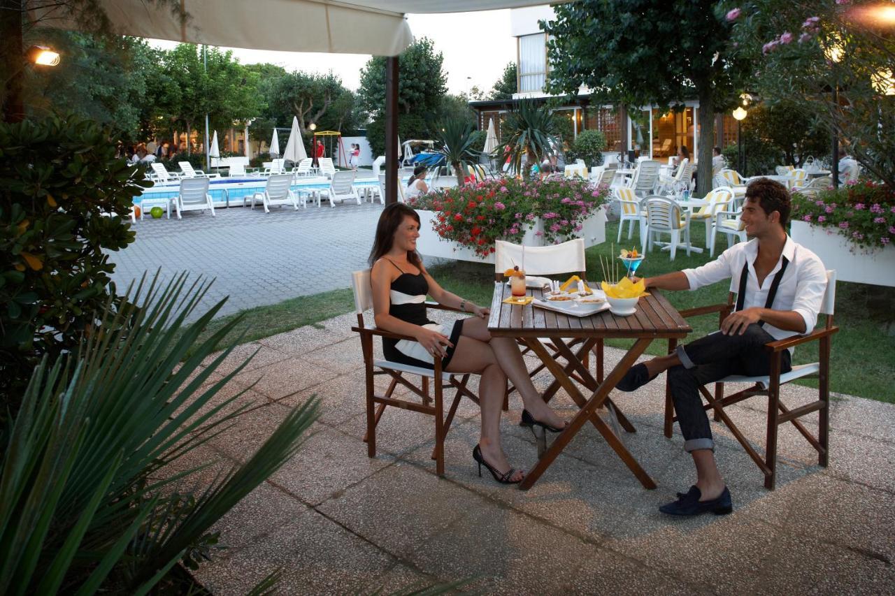 Alexandra Plaza Hotel Riccione Exteriör bild